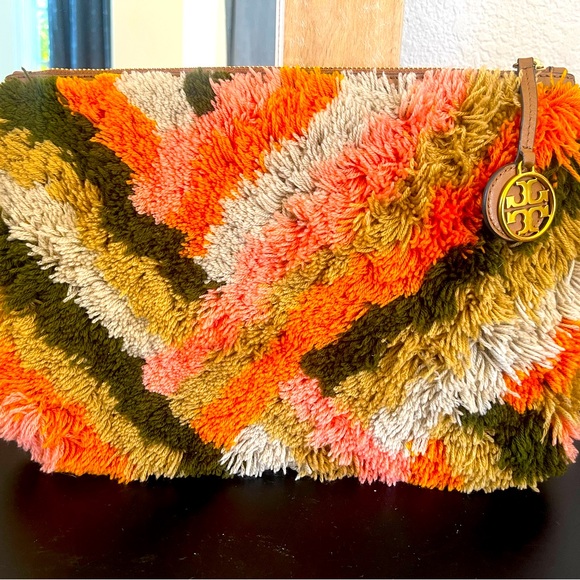 Tory Burch Handbags - Tory Burch Sadie rug clutch